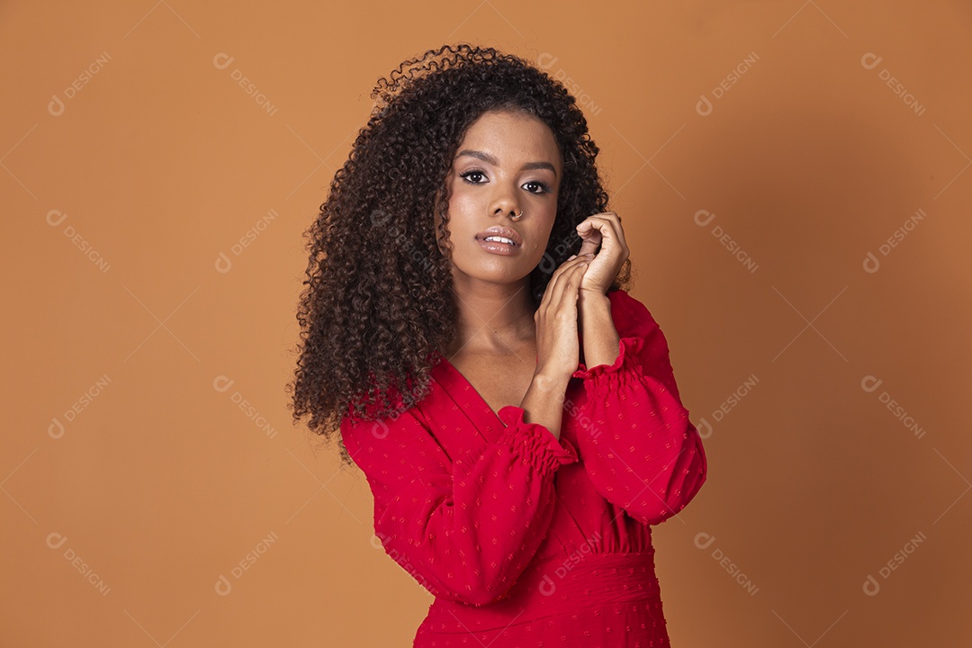 Jovem linda negra com vestido vermelho