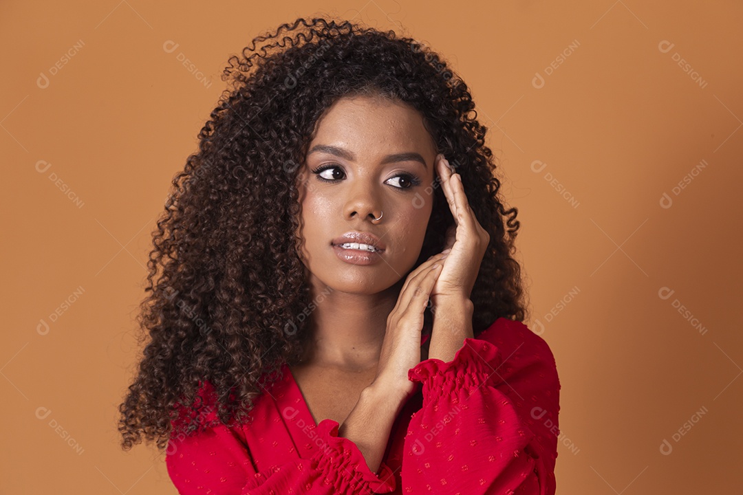 Mulher morena linda com cabelos cacheado