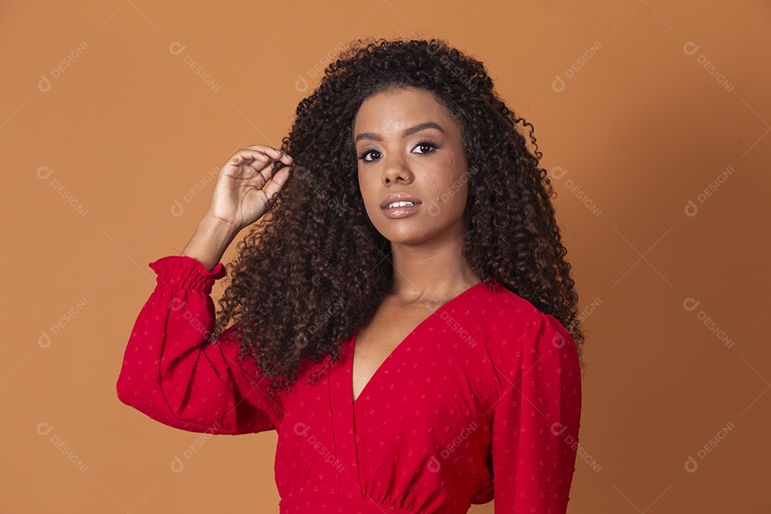 Jovem bonita com pose para ser fotografada