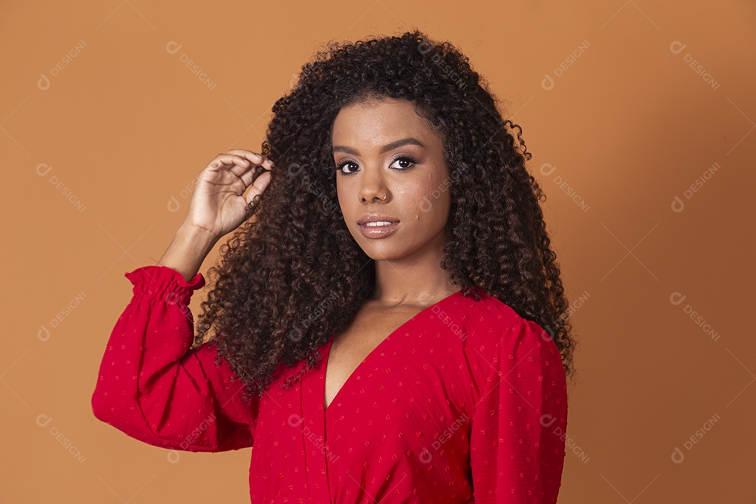 Jovem linda cacheada com pose para foto