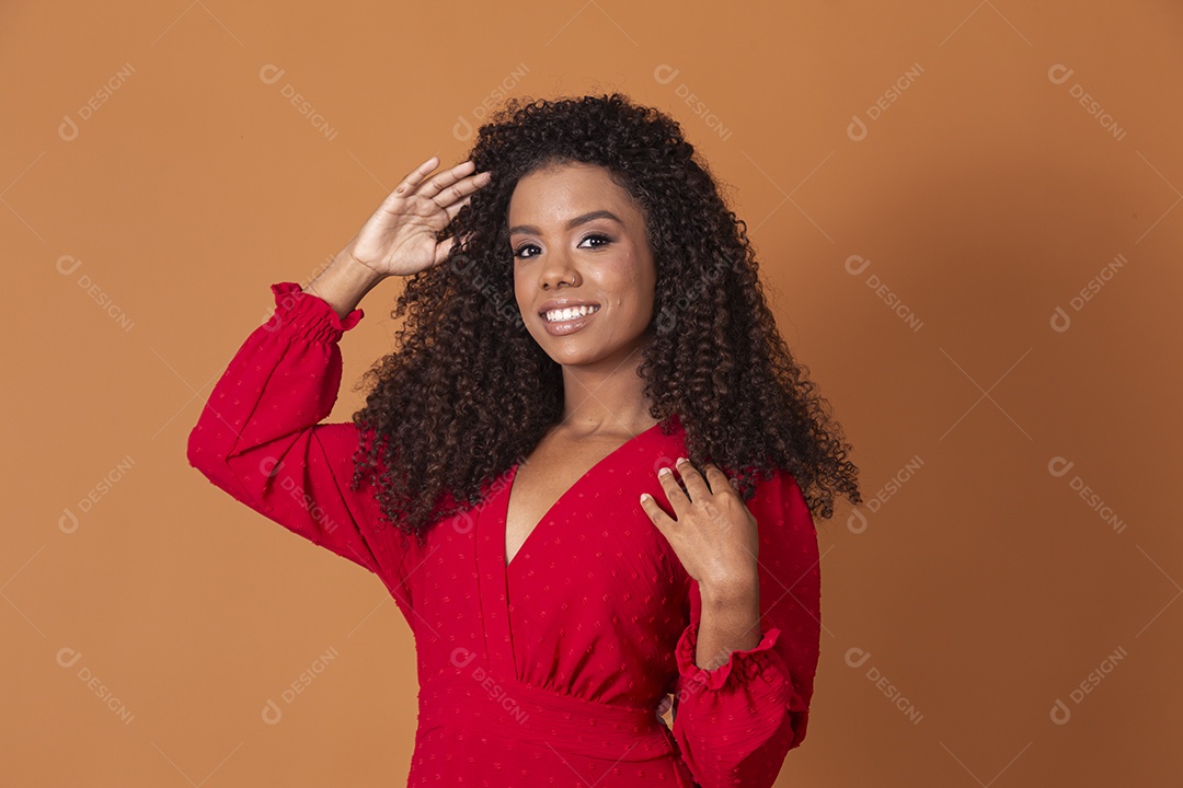 Jovem linda cacheada com vestido vermelho