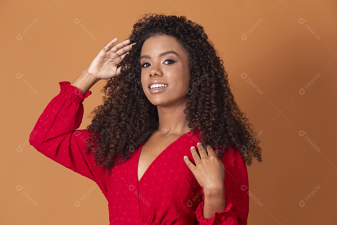 Linda morena vestida de vermelho