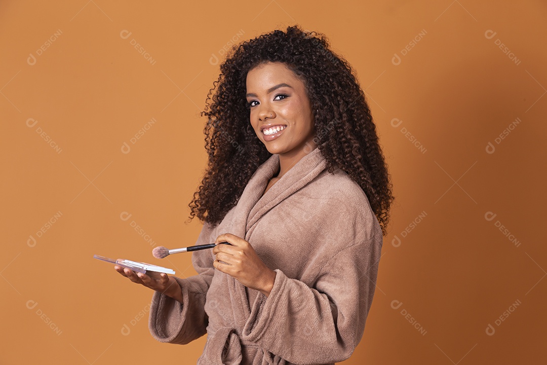 Jovem morena linda usando maquiagem