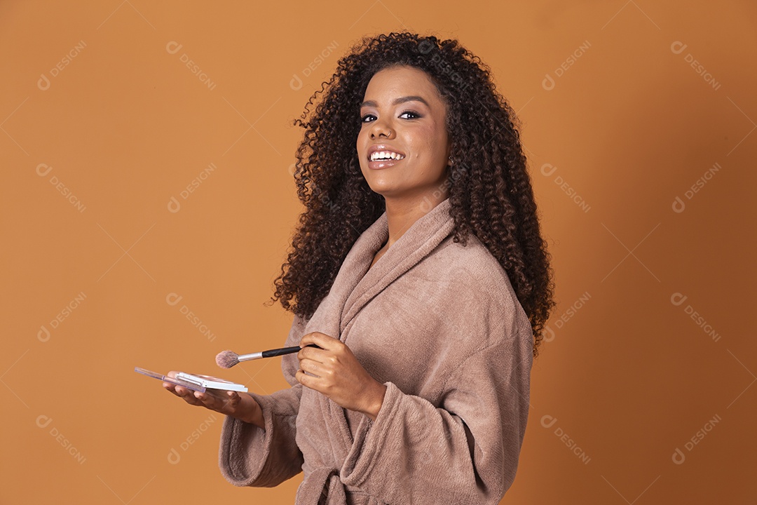 Jovem com maquiagem nas mãos