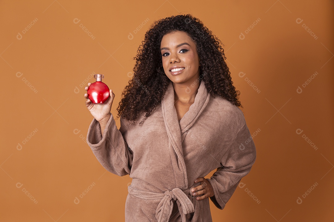 Jovem morena linda com perfume na mão