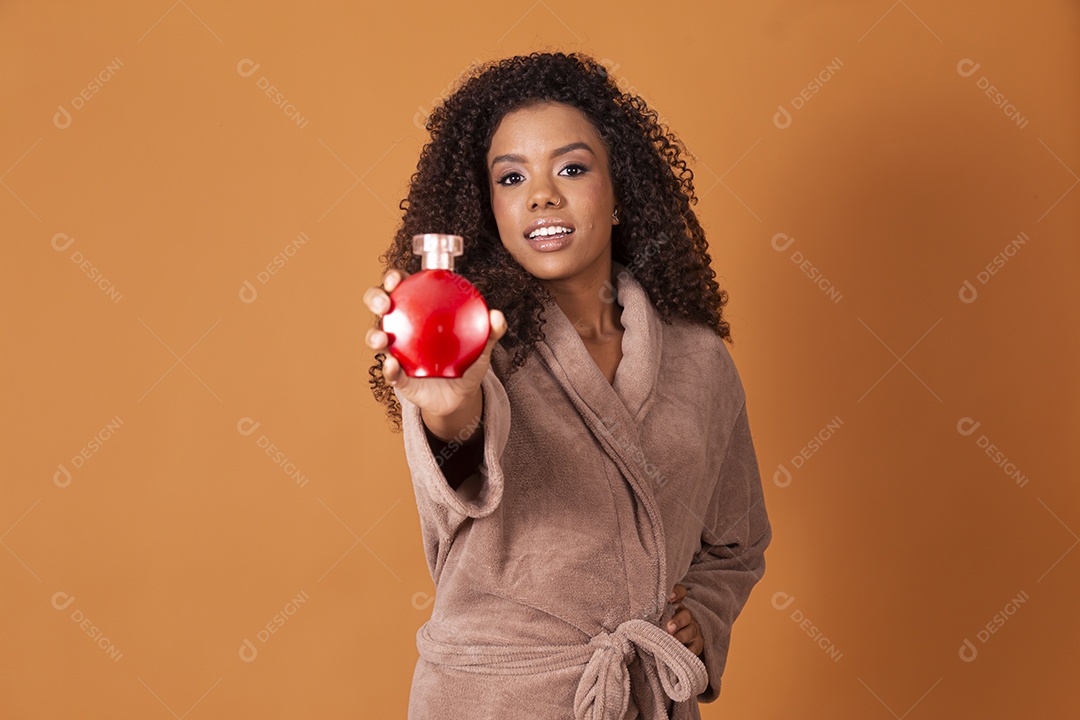 Mulher feliz segurando perfume floratta red nas mãos