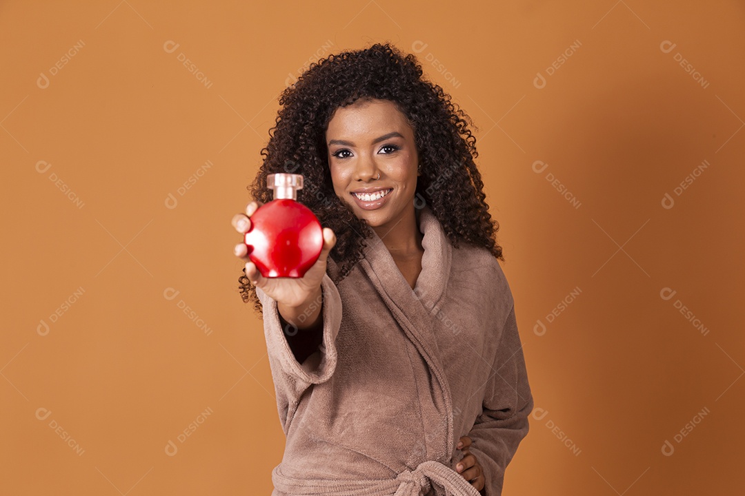 Mulher sorrindo com perfume floratta red nas mão