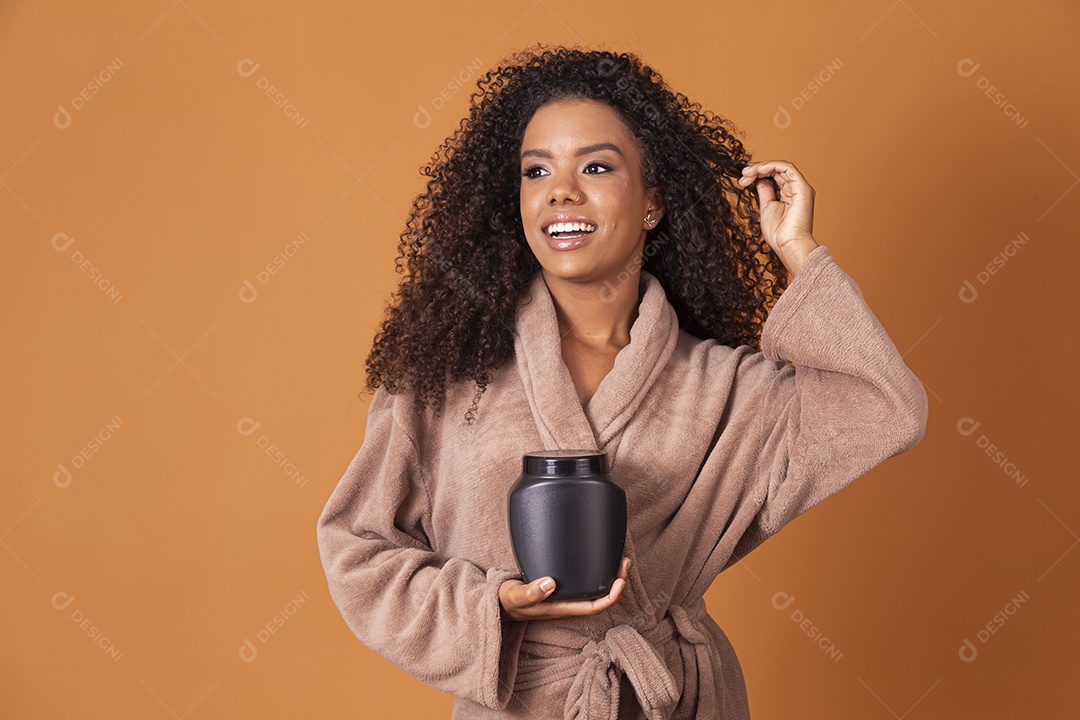 Jovem linda com pote de creme nas mãos