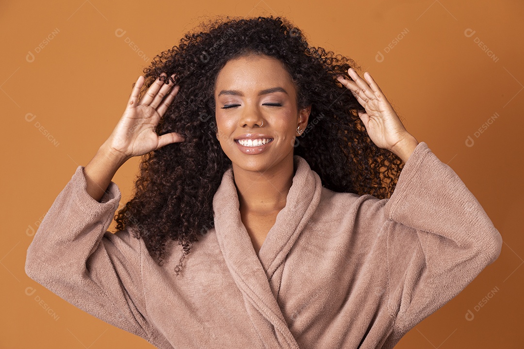 Jovem linda afro segurando cabelos para fotos