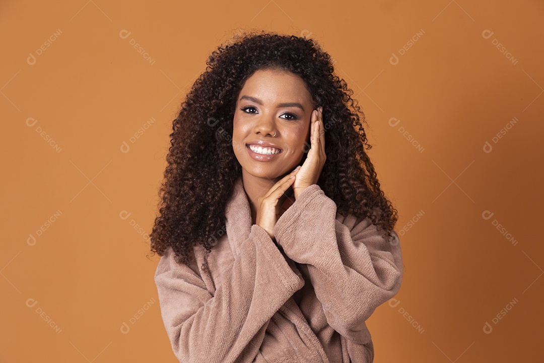 Uma jovem sorrindo para fotografia