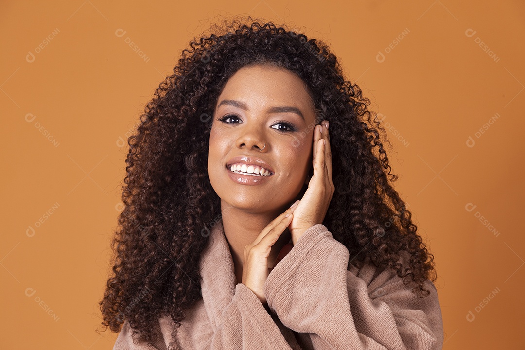 Jovem morena linda fazendo pose para fotografia
