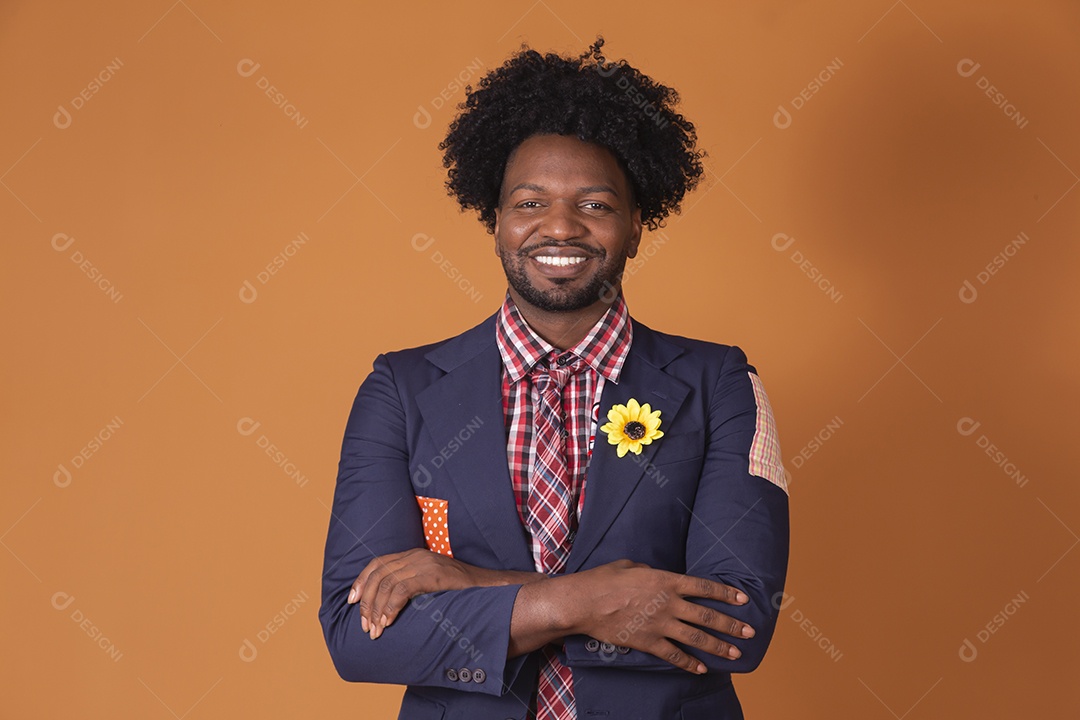 Homem moreno trajado para quadrilha junina com braços cruzados