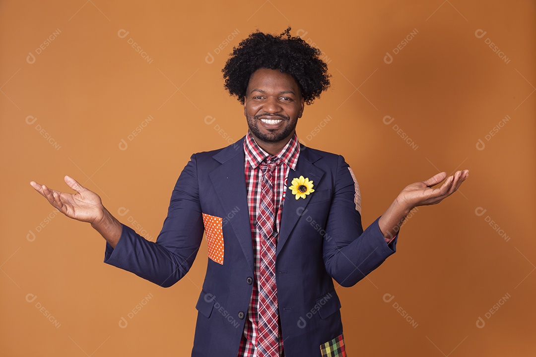 Homem moreno trajado para quadrilha junina com braços abertos