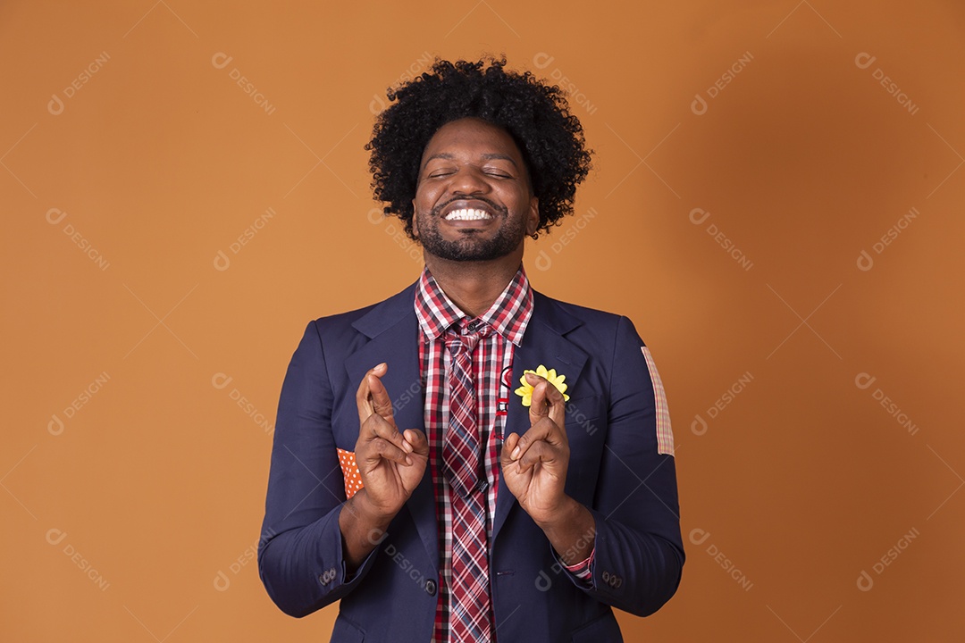 Homem trajado para festa junina com dedos cruzados