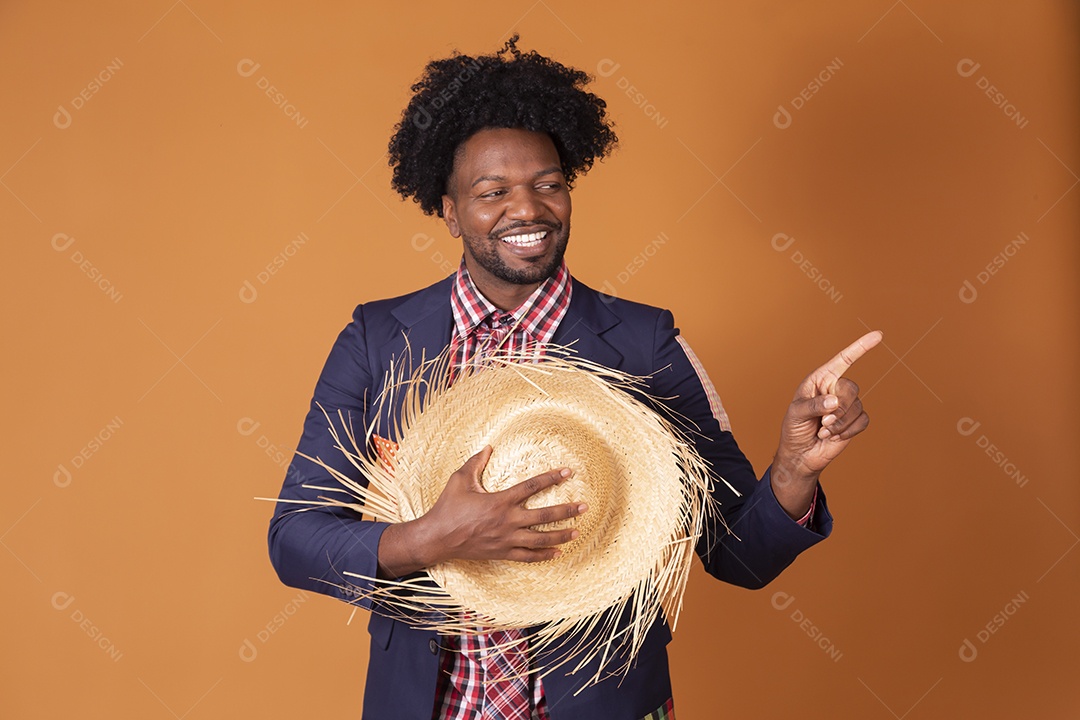 Homem segurando chapéu e gesticulando para o lado