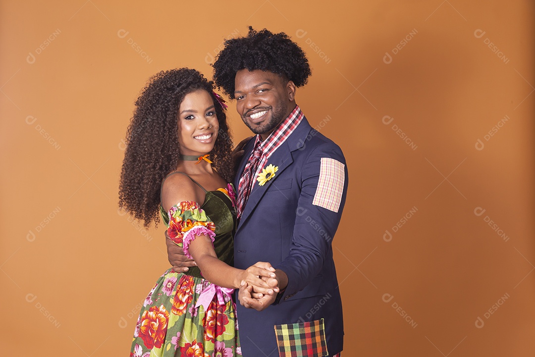 Casal agarrado e trajados para festa junina