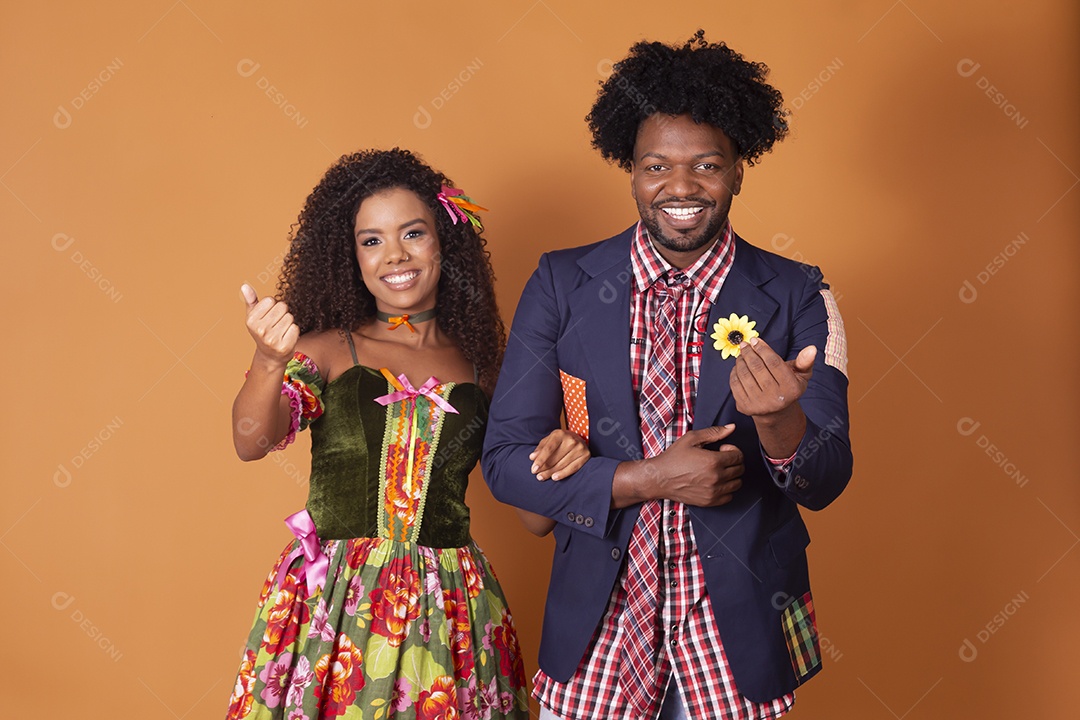 Casal trajado para festa junina
