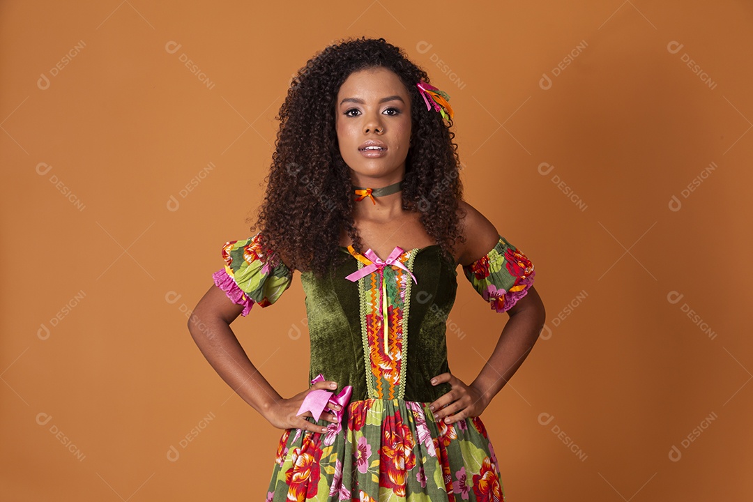 Jovem morena seria com trajes junino sobre fundo marrom claro