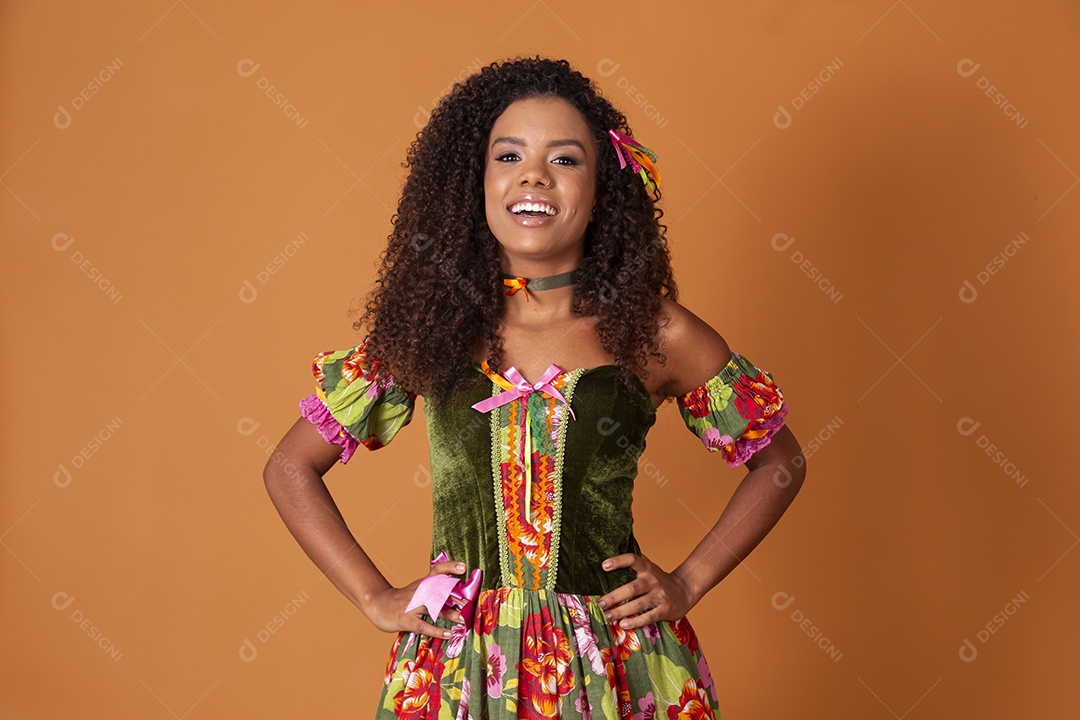 Mulher sorrindo com trajes junina