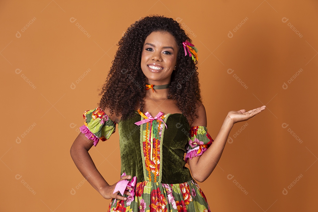 Uma morena sorrindo com trajes de quadrilha