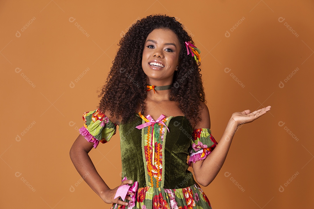 Mulher sorrindo fazendo gesto de lado