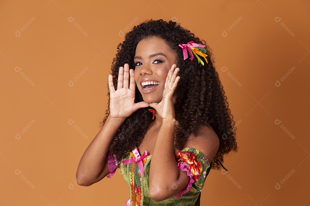 Mulher com mão na boca insinuando grito