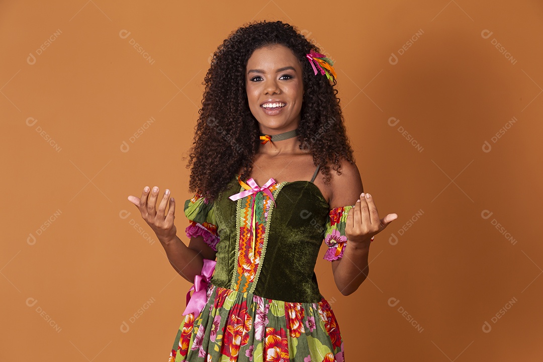 Mulher sorrindo fazendo gesto