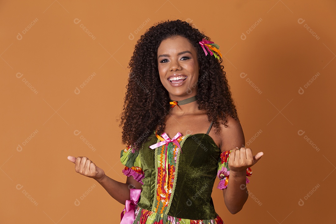 Mulher fazendo gesto de chamar sobre fundo marrom claro