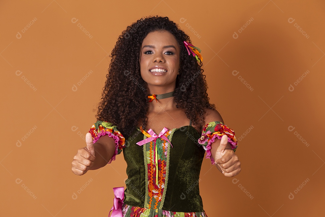 Mulher fazendo sinal de beleza vestida para festa junina