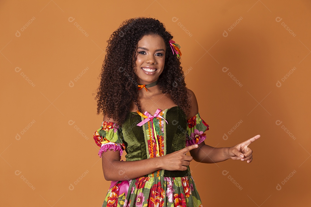 Mulher trajada para quadrilha apontando para o lado