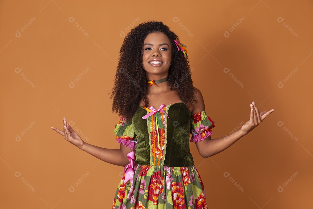 Jovem sorrindo com mãos para cima