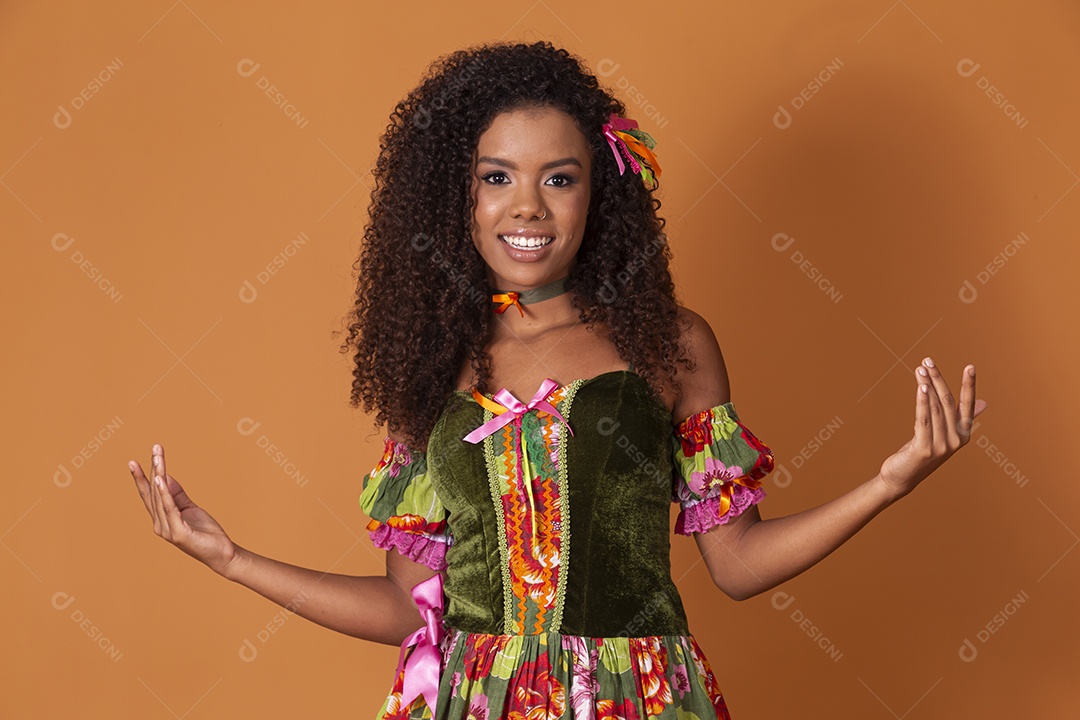 Jovem feliz sorrindo com as mãos pra cima