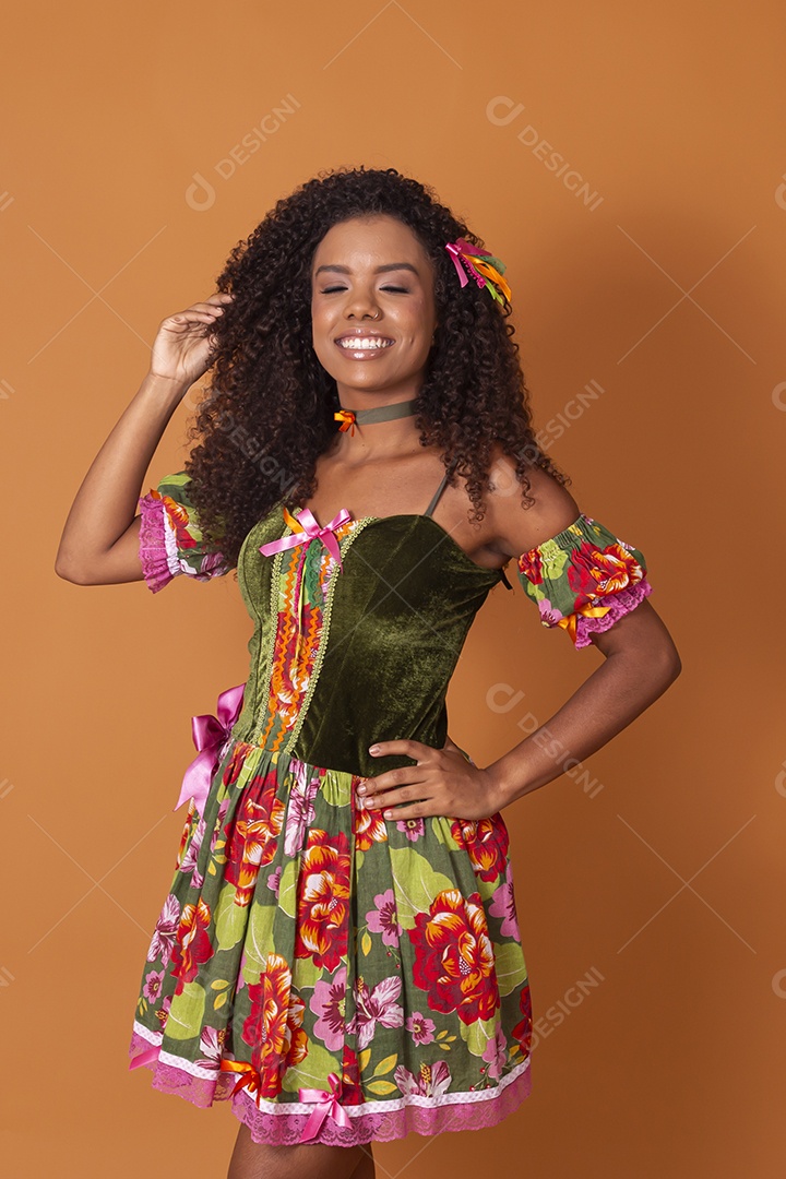 Mulher sorrindo com mão nos cabelos trajadas para festa junina