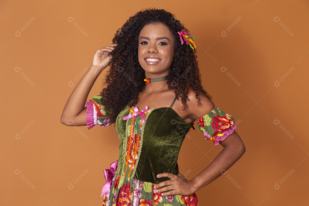 Mulher sorrindo feliz trajada para quadrilha