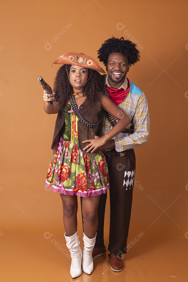 Casal cangaceiro trajados para festa de são joão