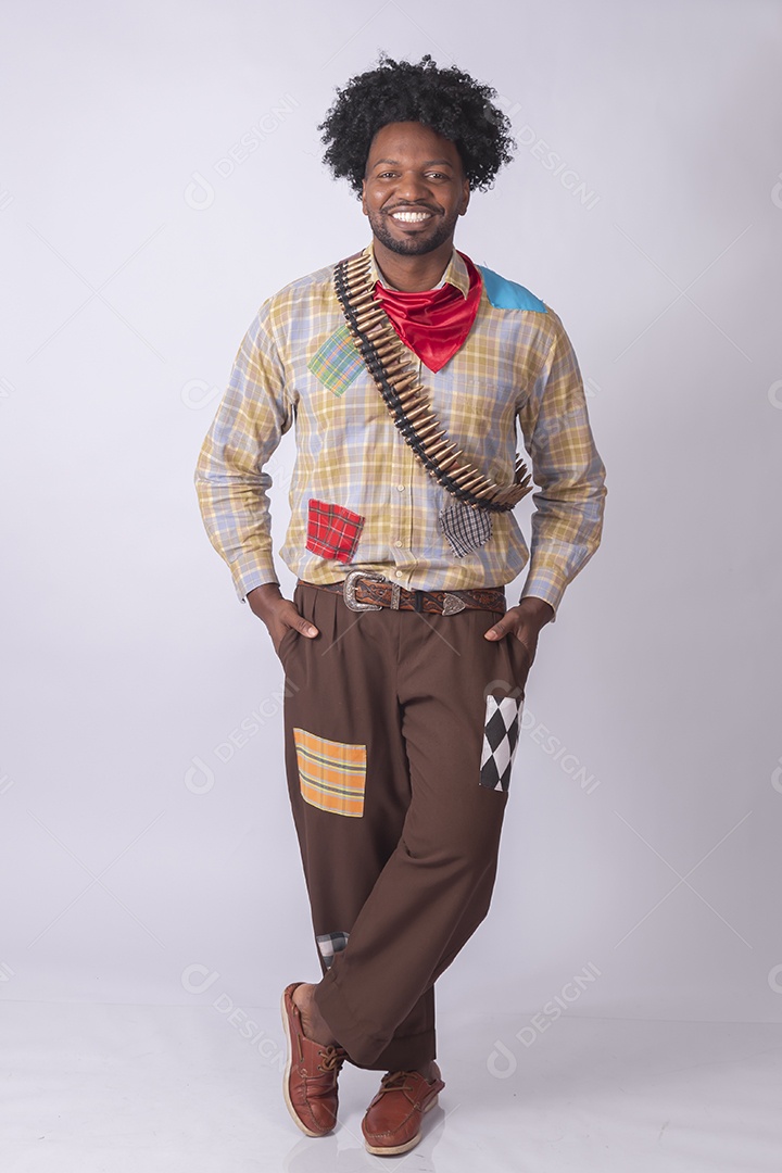 Homem sorrindo trajado para festa junina