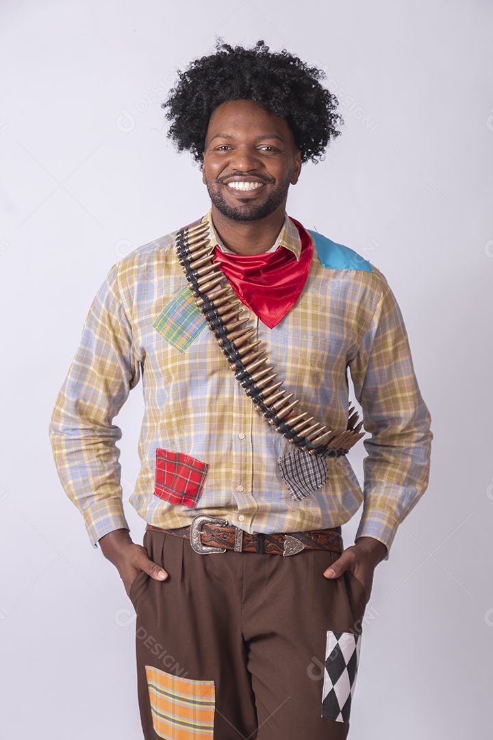 Homem sorrindo trajado para festa junina