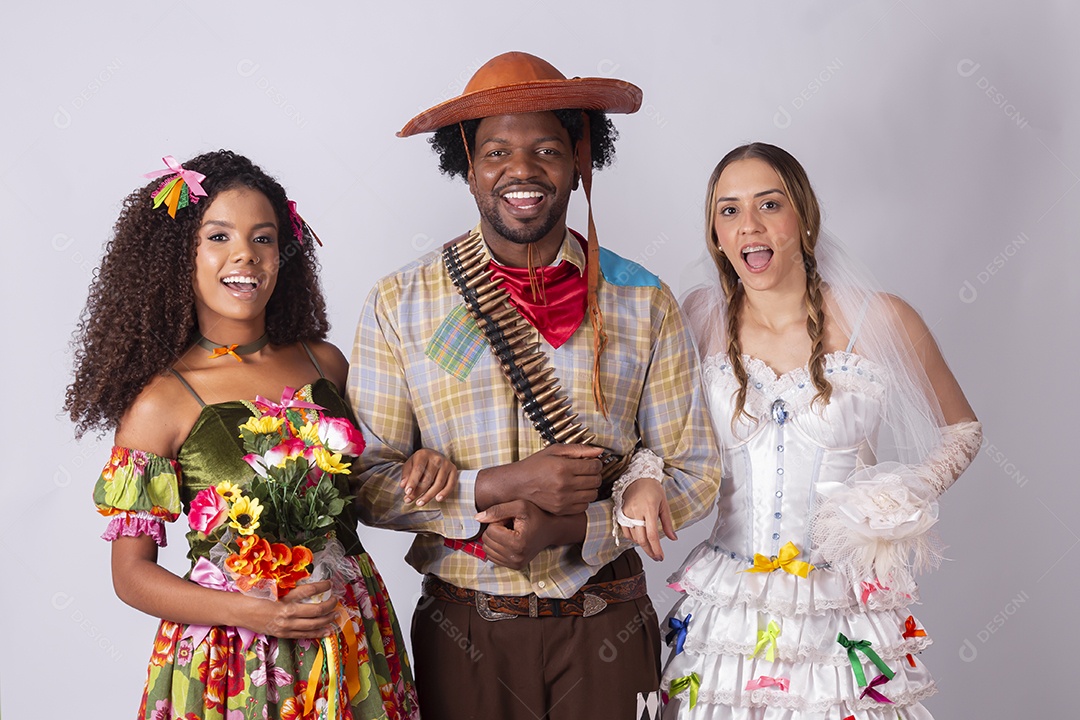 Três jovens vestidos para quadrilha junina traje lampião e maria bonita e noiva