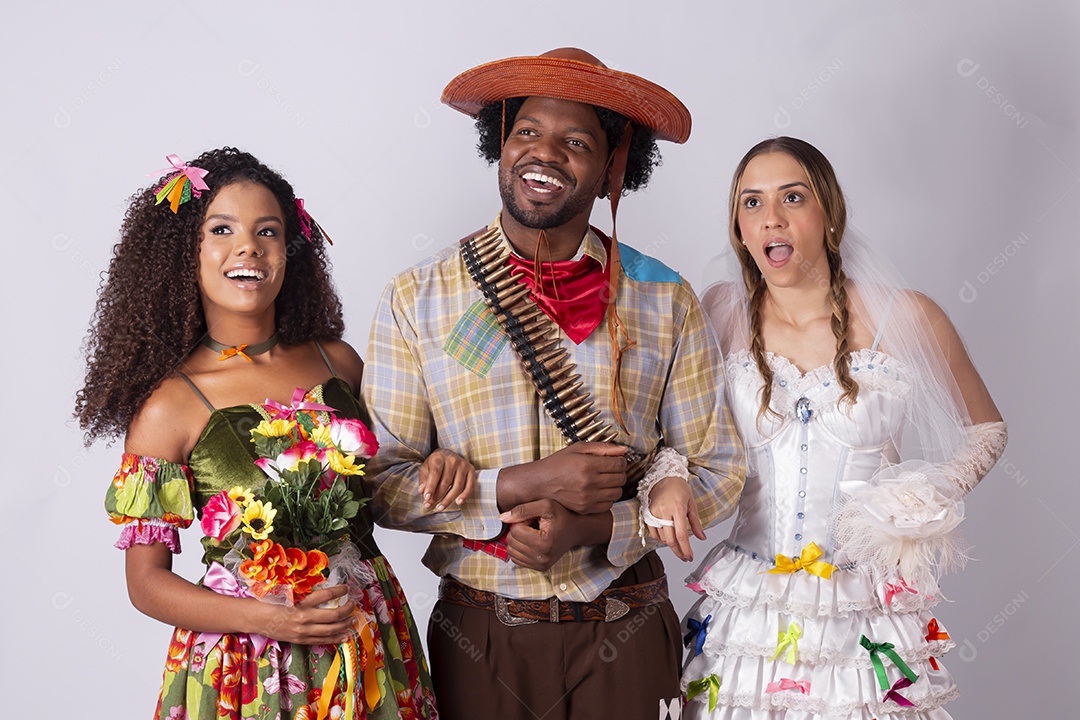 Três jovens vestidos para quadrilha junina traje lampião e maria bonita e noiva