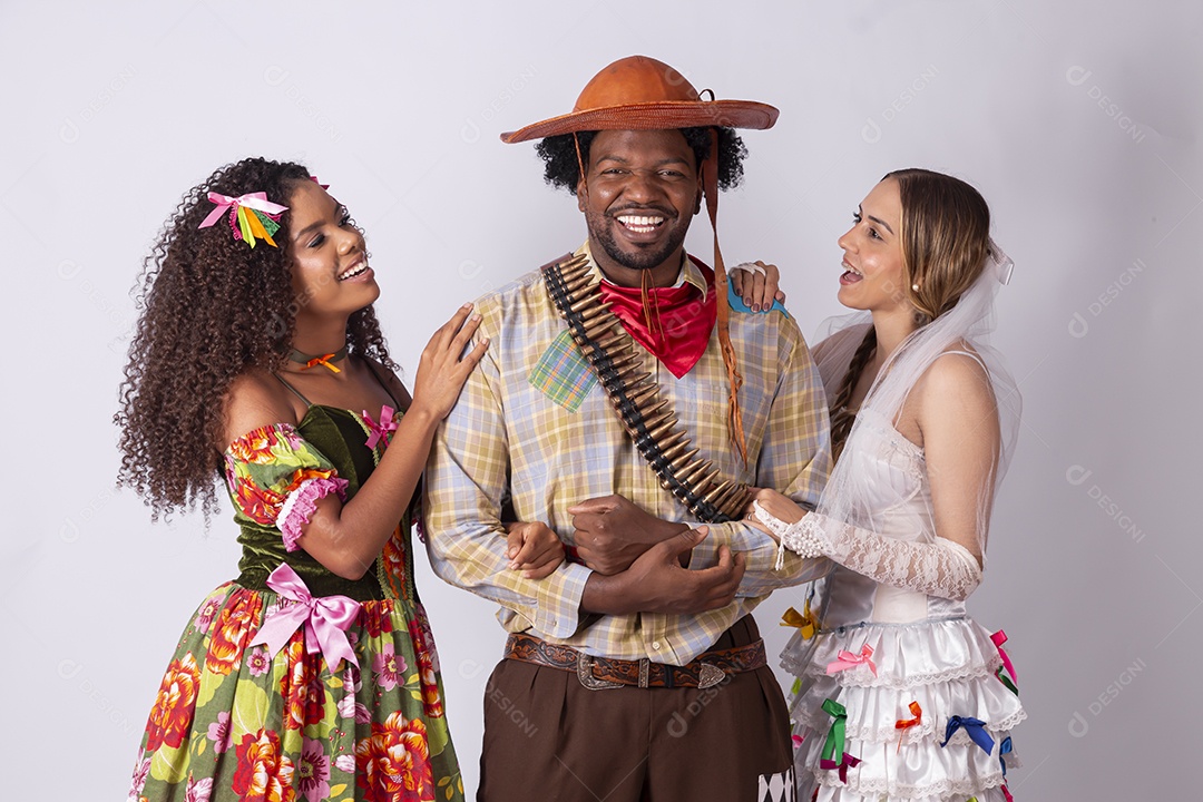 Três jovens vestidos para quadrilha junina traje lampião e maria bonita e noiva