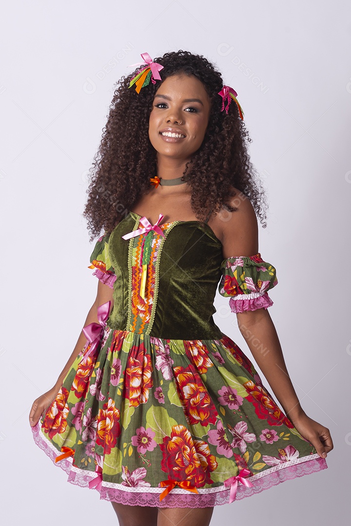 Jovem vestida para quadrilha junina