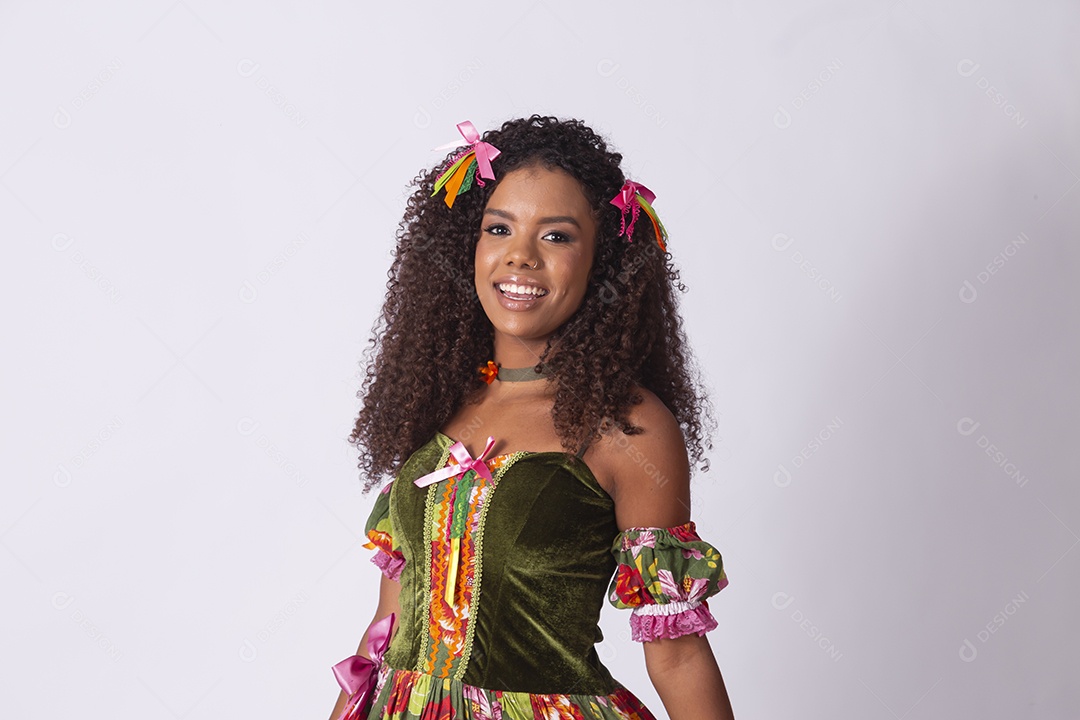 Jovem morena linda trajada para dançar quadrilha junina