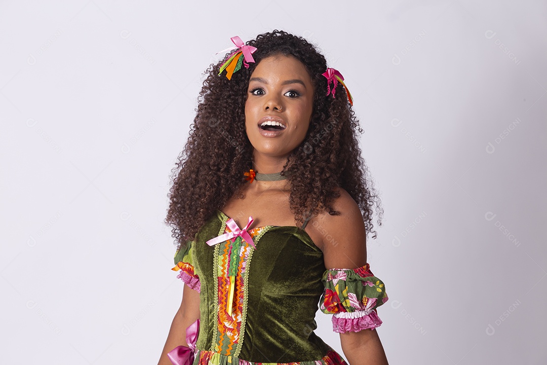 Jovem trajada para quadrilha