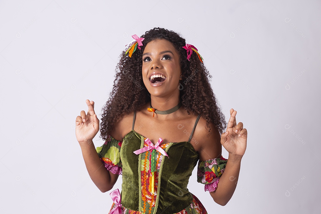 Jovem moça linda com dedos cruzados para quadrilha