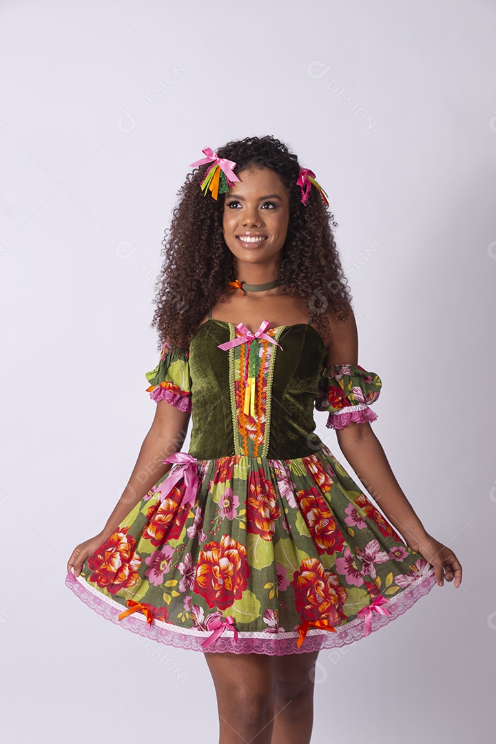 Jovem menina  feliz trajada para quadrilha junina