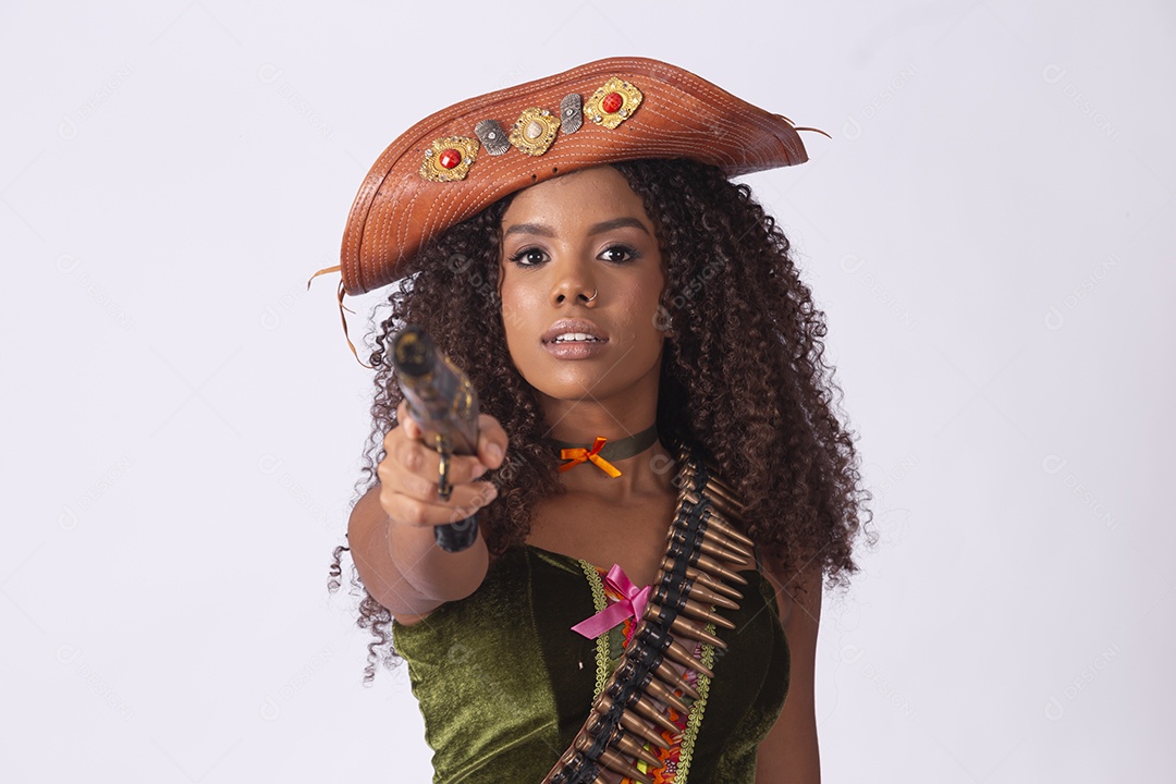 Jovem trajada de cangaceira apontando arma de brinquedo