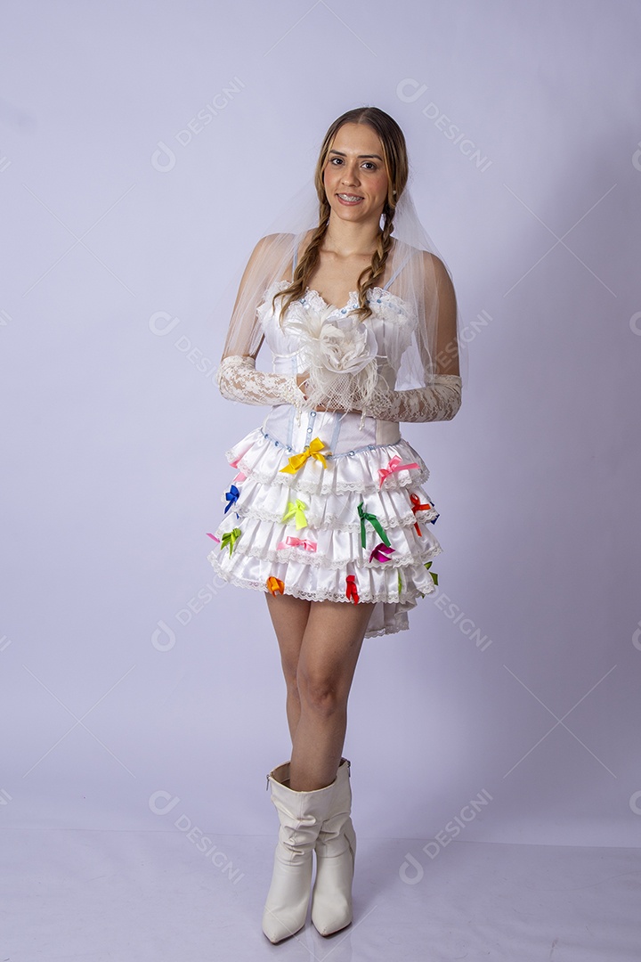 Mulher vestida de noiva para festa junina sorrindo