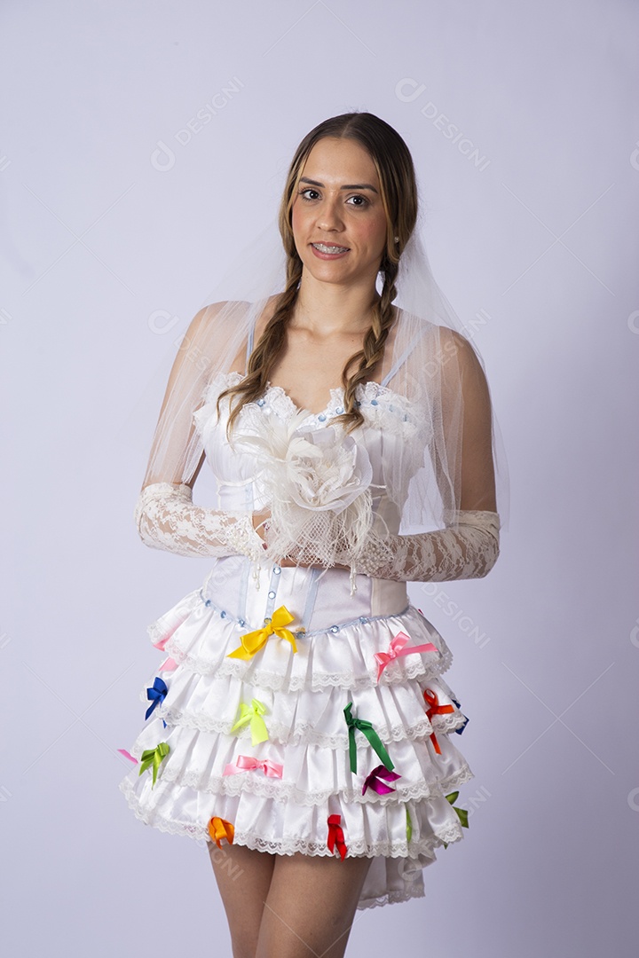 Jovem vestida de noiva junina sorrindo feliz