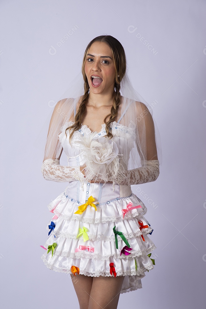 Jovem vestida de noiva com buquê nas mãos simulando jogar