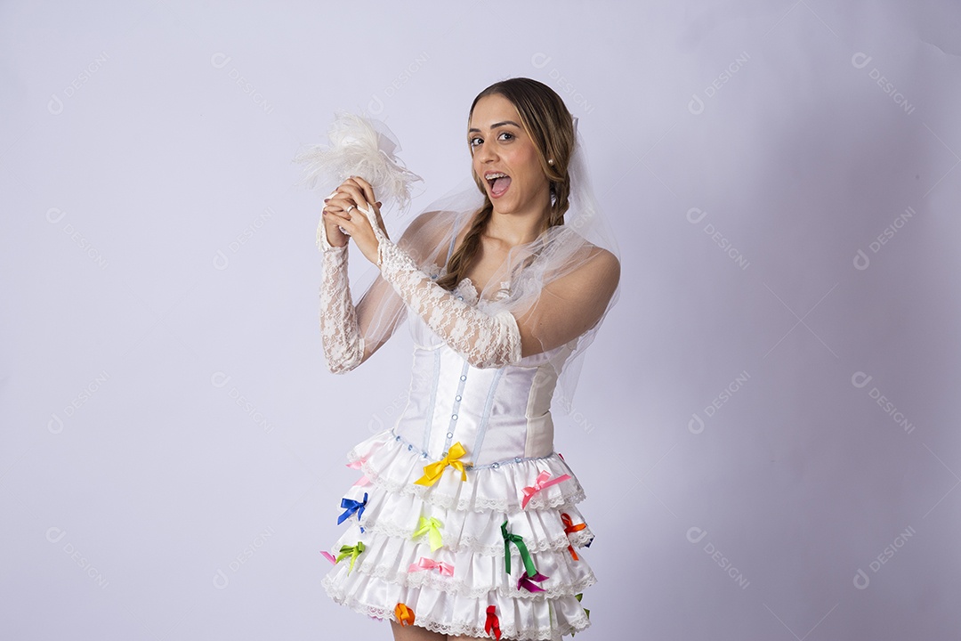 Noiva com buquê nas mãos para quadrilha